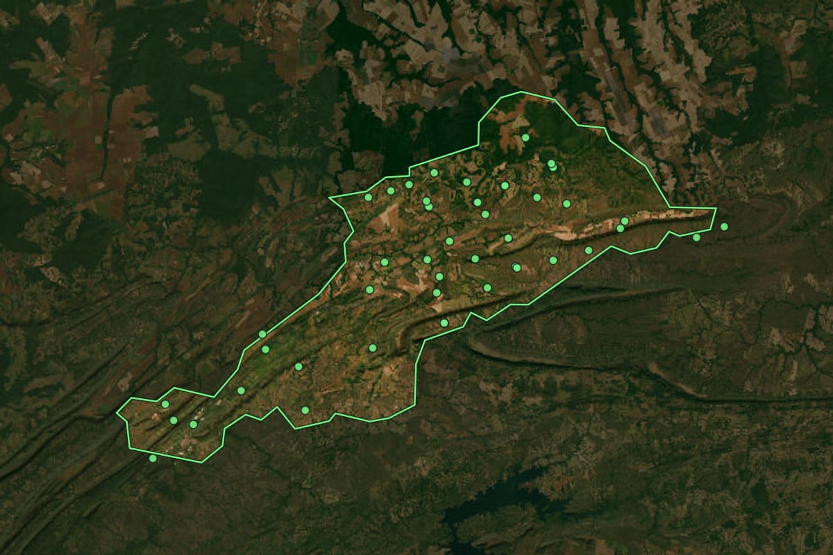 Imagem de satélite de Nobres (MT), com o contorno do município e a posição dos imóveis desta página.