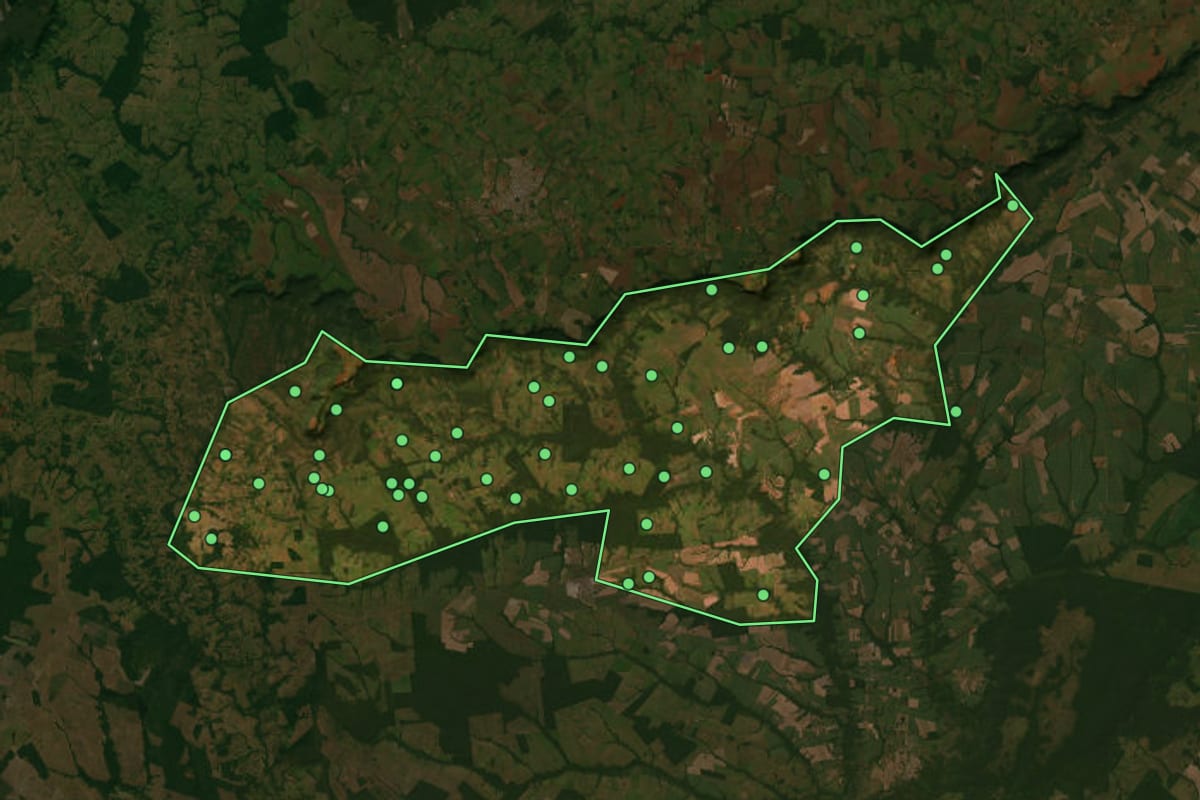 Imagem de satélite de Nova Olímpia (MT), com o contorno do município e a posição dos imóveis desta página.