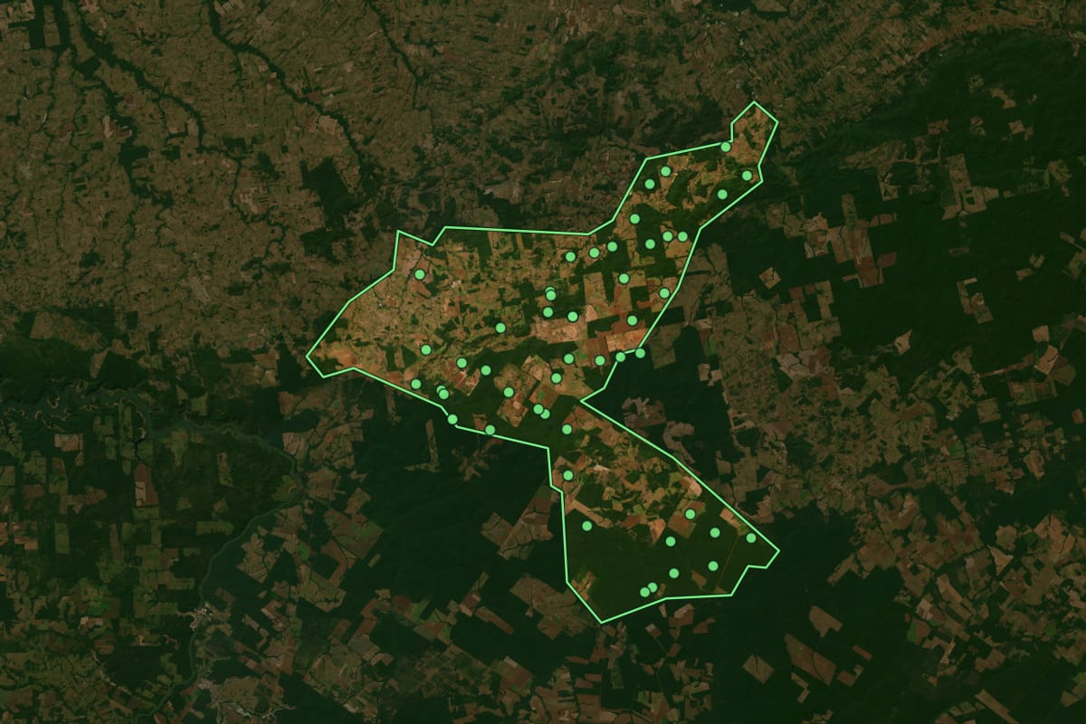 Imagem de satélite de Nova Santa Helena (MT), com o contorno do município e a posição dos imóveis desta página.