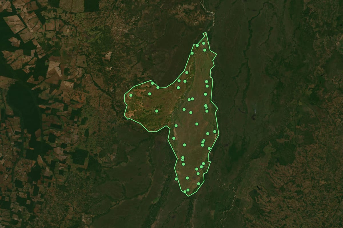 Imagem de satélite de Novo Santo Antônio (MT), com o contorno do município e a posição dos imóveis desta página.