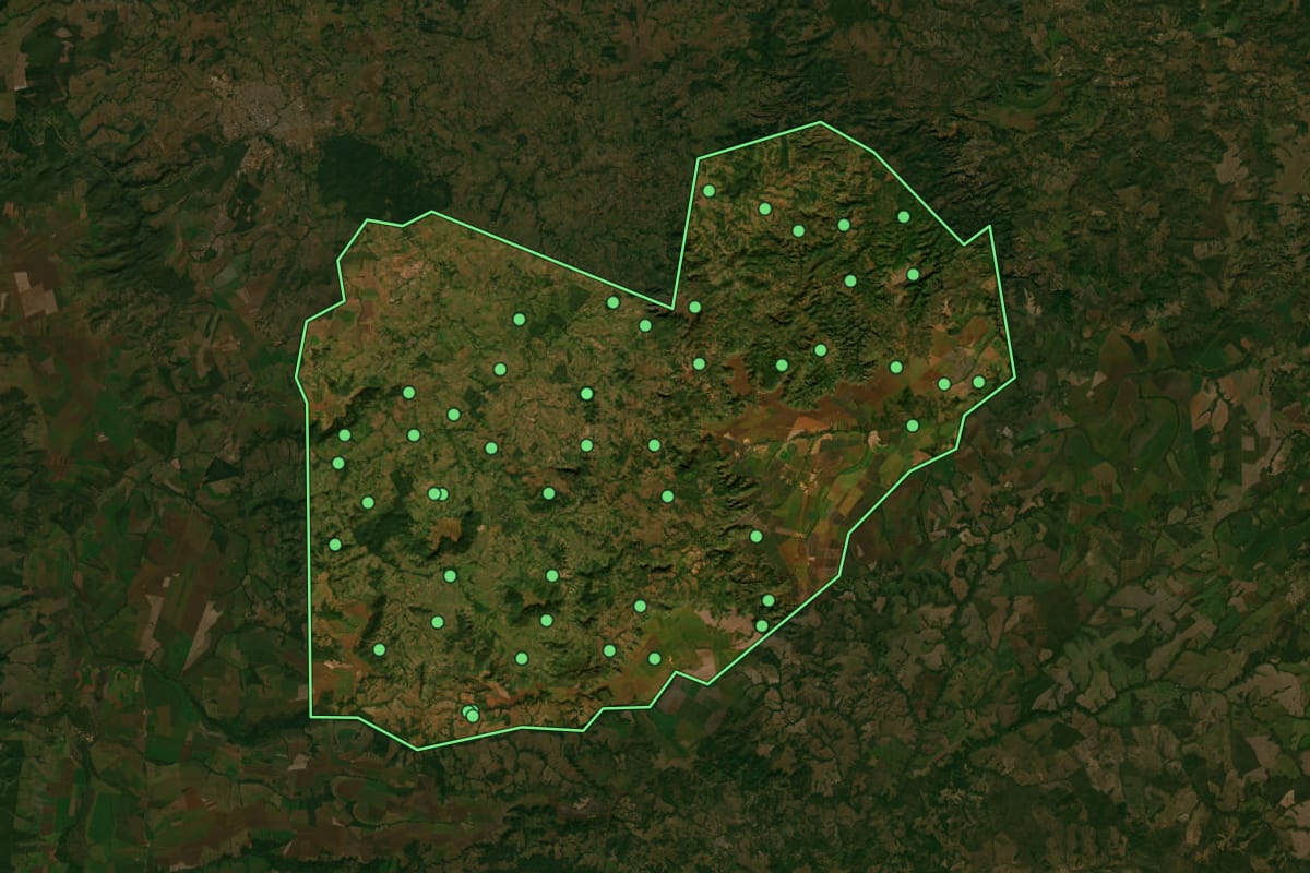 Imagem de satélite de Pedra Preta (MT), com o contorno do município e a posição dos imóveis desta página.
