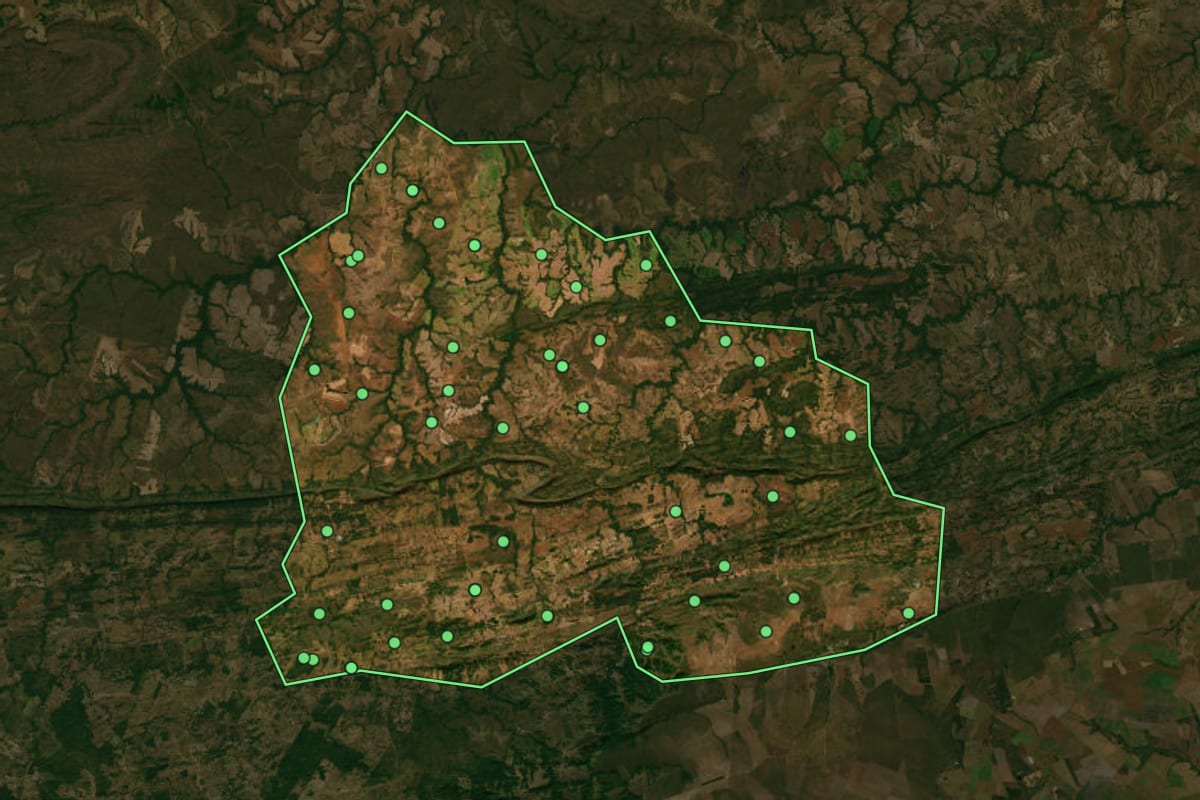 Imagem de satélite de Planalto da Serra (MT), com o contorno do município e a posição dos imóveis desta página.