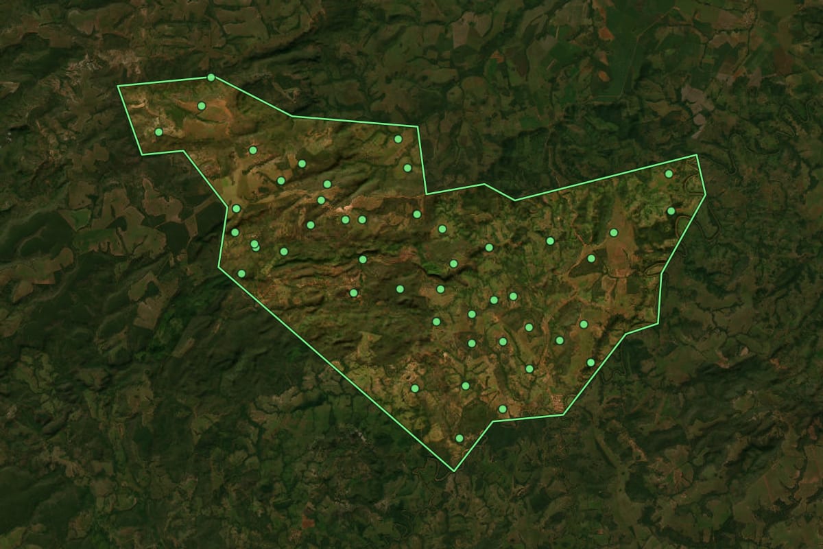 Imagem de satélite de Ponte Branca (MT), com o contorno do município e a posição dos imóveis desta página.