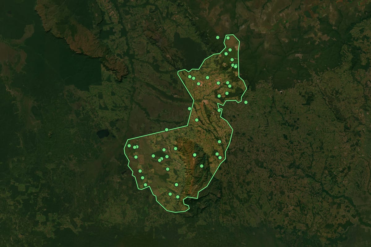 Imagem de satélite de Pontes e Lacerda (MT), com o contorno do município e a posição dos imóveis desta página.