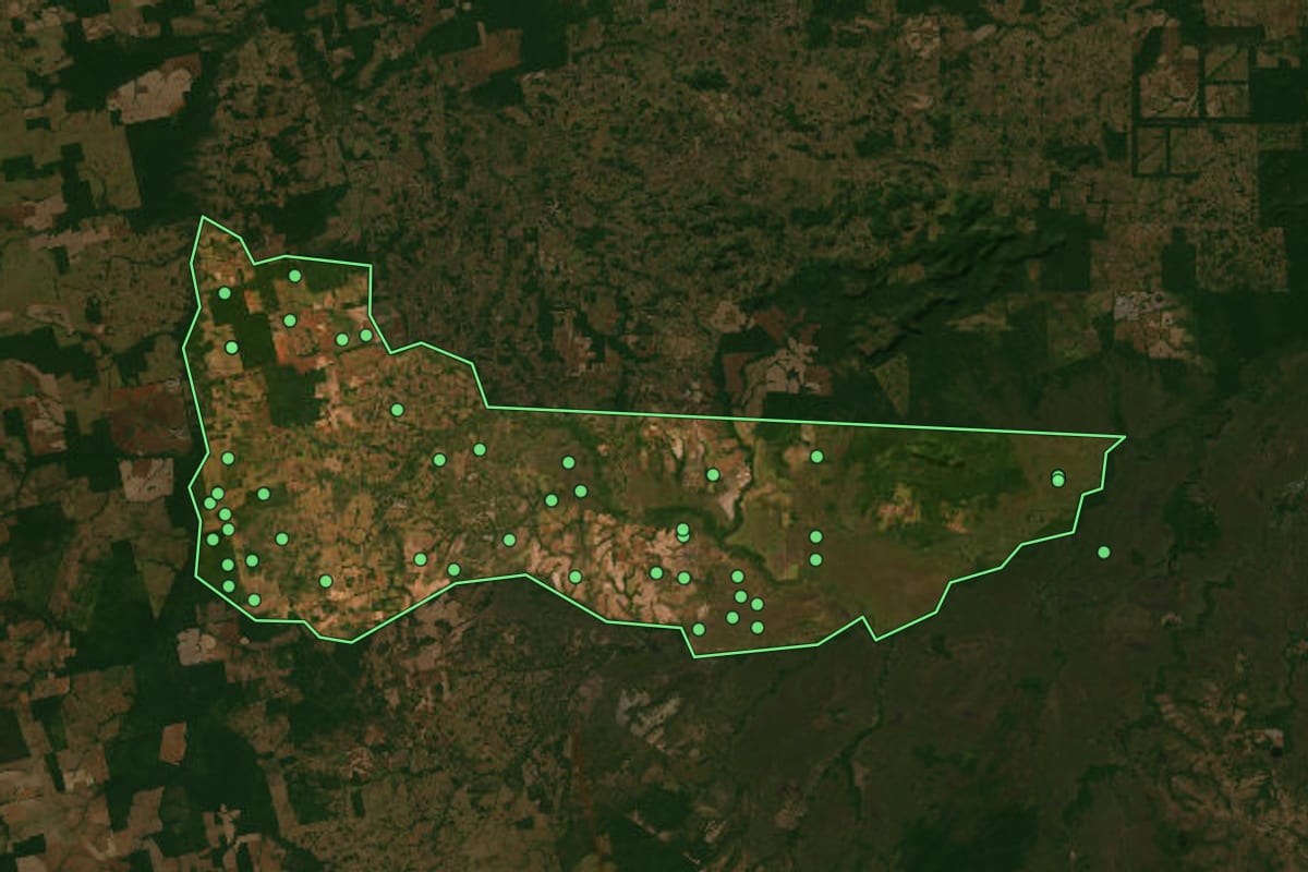 Imagem de satélite de Porto Alegre do Norte (MT), com o contorno do município e a posição dos imóveis desta página.
