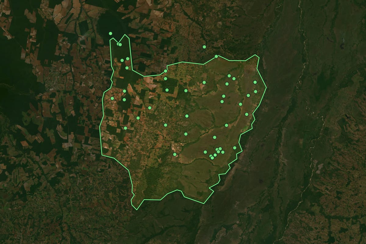 Imagem de satélite de Ribeirão Cascalheira (MT), com o contorno do município e a posição dos imóveis desta página.