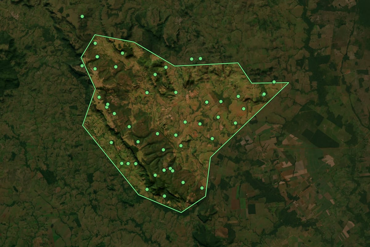 Imagem de satélite de Rio Branco (MT), com o contorno do município e a posição dos imóveis desta página.