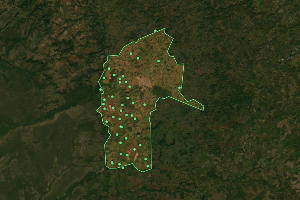 Imagem de satélite de Rondonópolis (MT), com o contorno do município e a posição dos imóveis desta página.