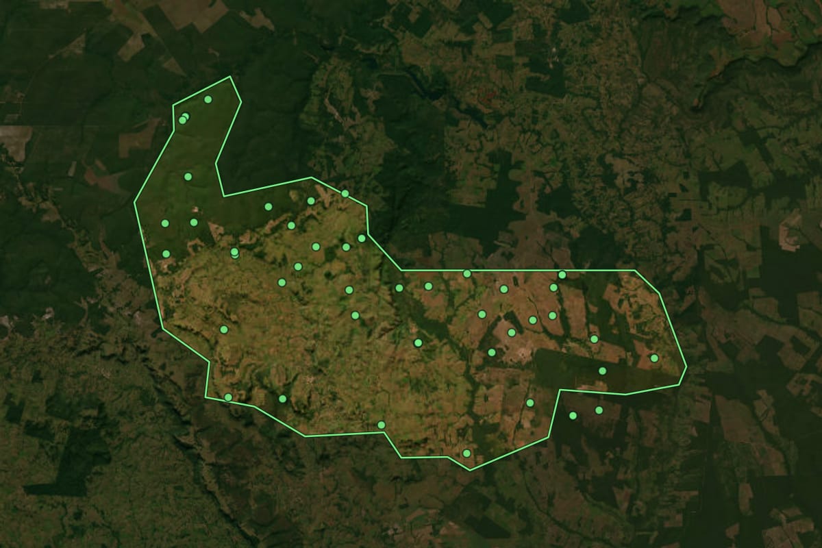 Imagem de satélite de Salto do Céu (MT), com o contorno do município e a posição dos imóveis desta página.