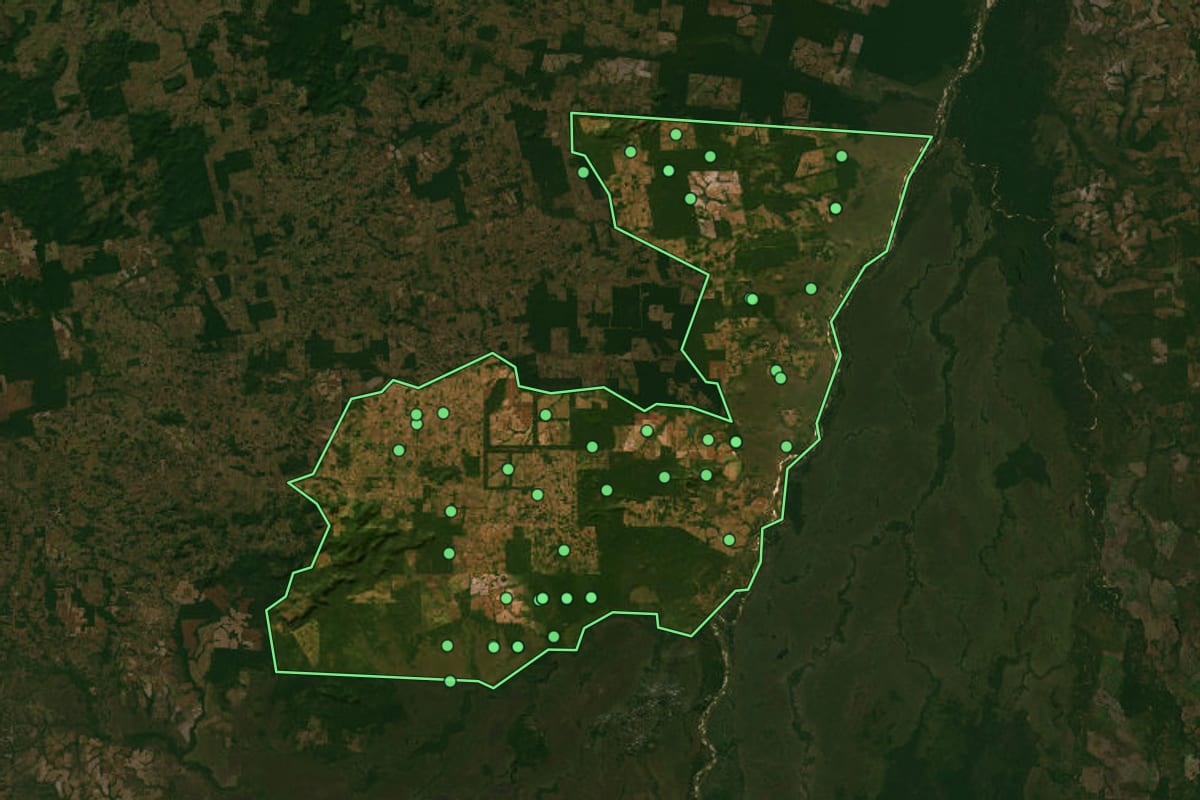 Imagem de satélite de Santa Terezinha (MT), com o contorno do município e a posição dos imóveis desta página.