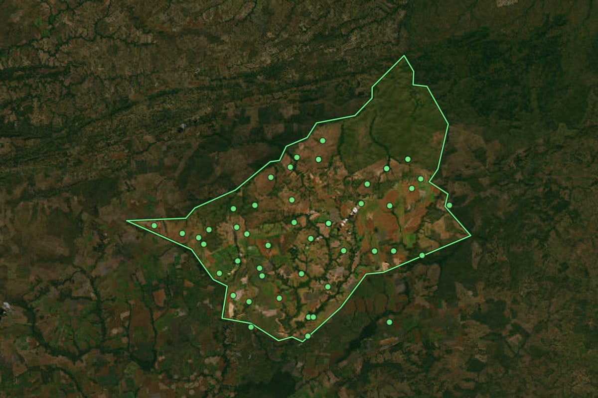 Imagem de satélite de Santo Antônio do Leste (MT), com o contorno do município e a posição dos imóveis desta página.