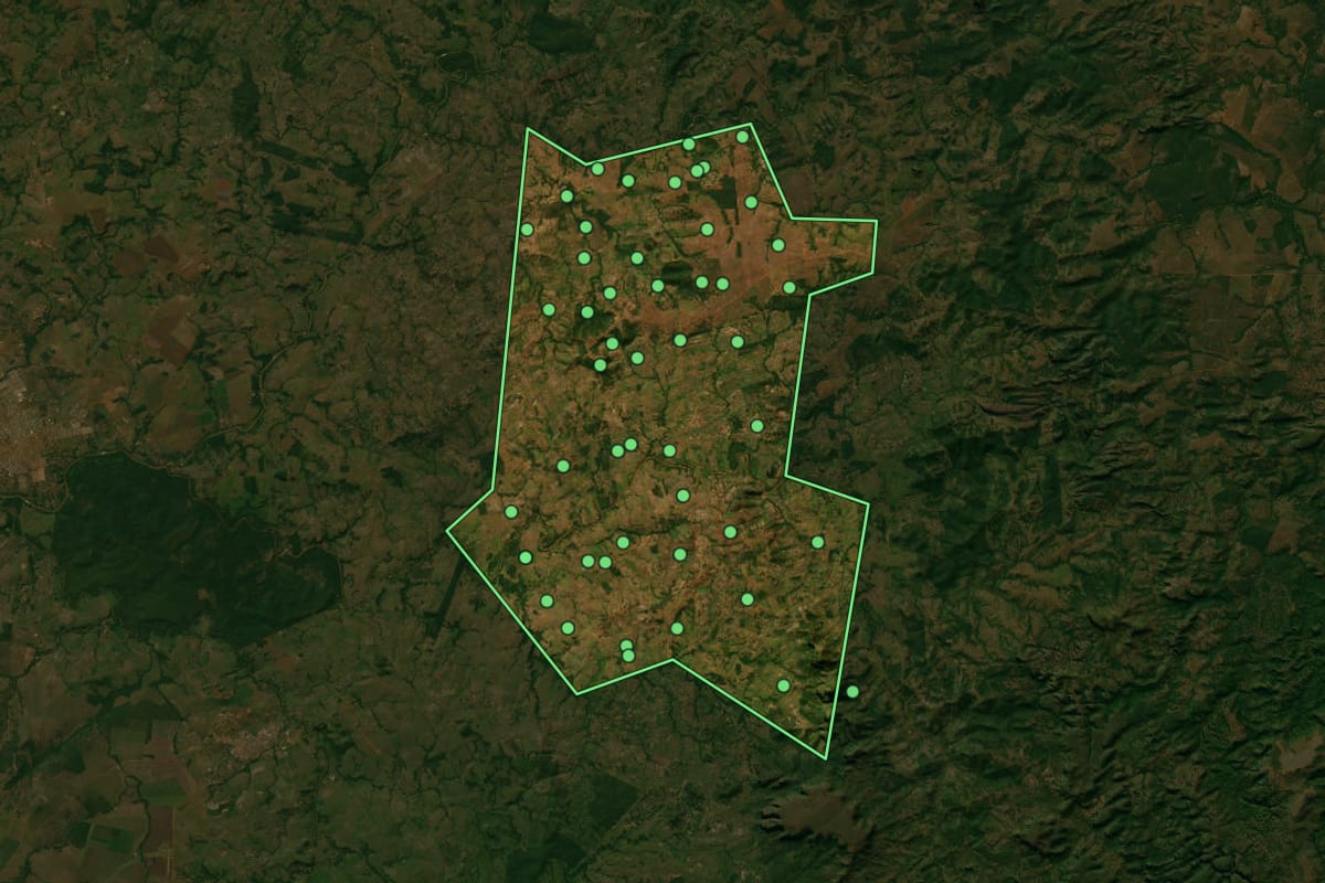 Imagem de satélite de São José do Povo (MT), com o contorno do município e a posição dos imóveis desta página.
