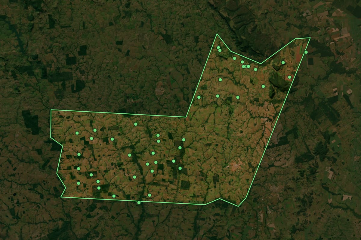 Imagem de satélite de São José dos Quatro Marcos (MT), com o contorno do município e a posição dos imóveis desta página.