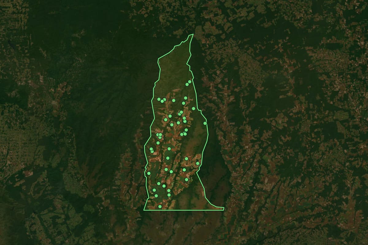 Imagem de satélite de Sapezal (MT), com o contorno do município e a posição dos imóveis desta página.