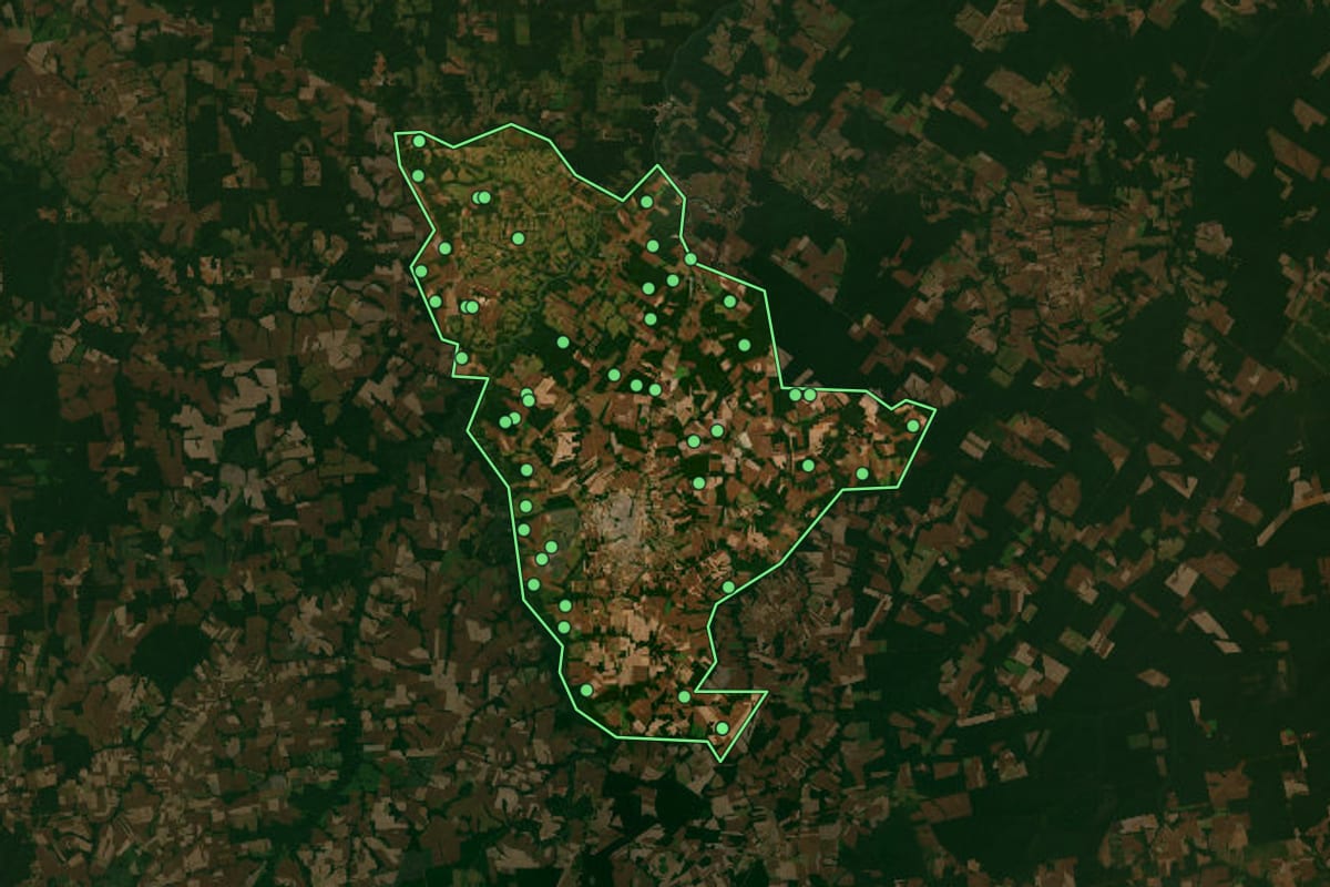 Imagem de satélite de Sinop (MT), com o contorno do município e a posição dos imóveis desta página.