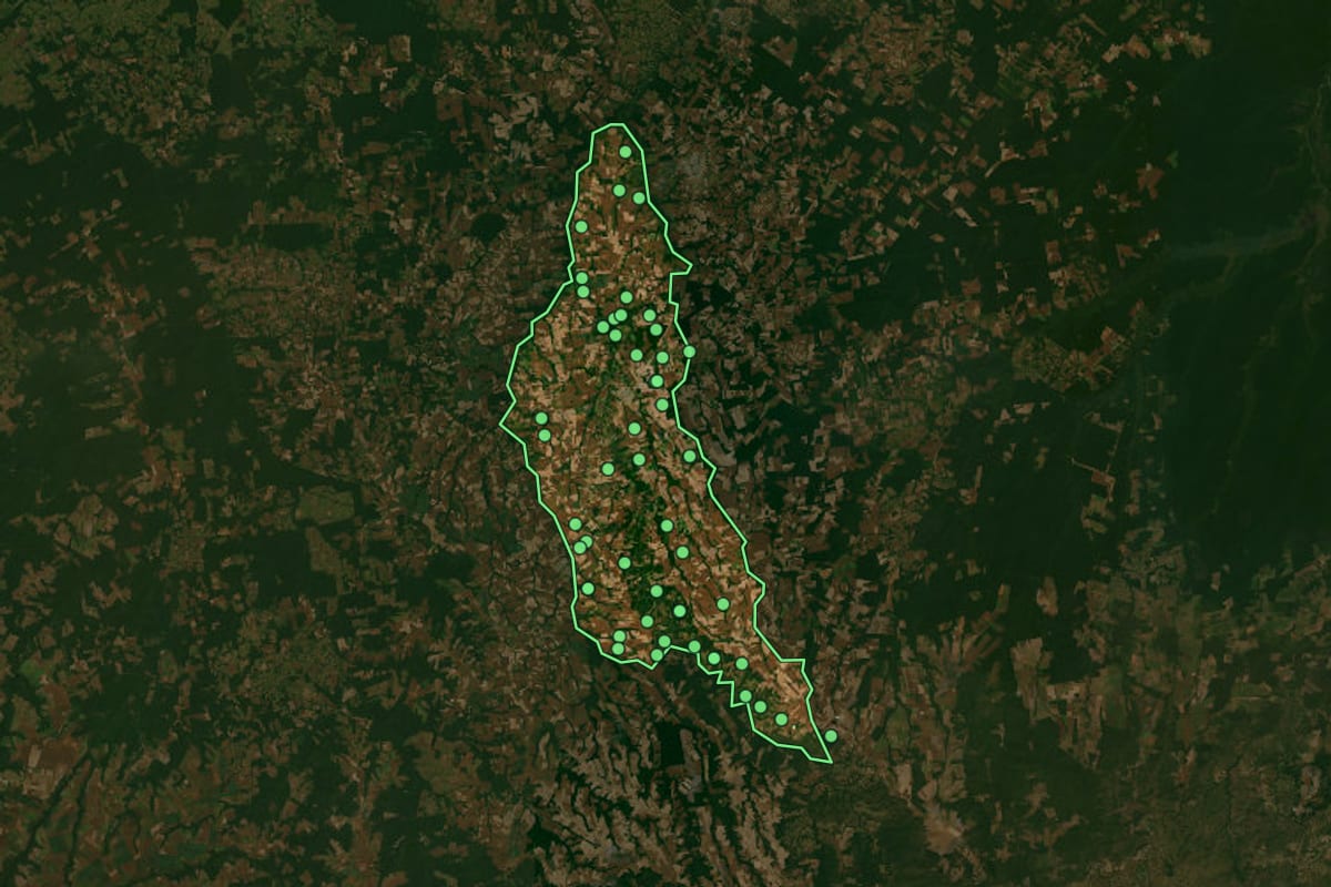 Imagem de satélite de Sorriso (MT), com o contorno do município e a posição dos imóveis desta página.