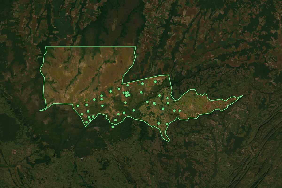 Imagem de satélite de Tangará da Serra (MT), com o contorno do município e a posição dos imóveis desta página.