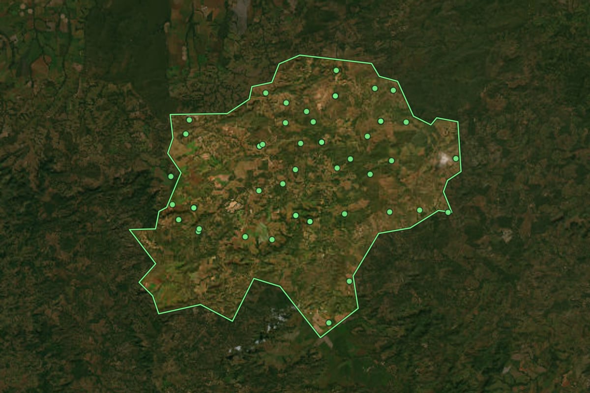 Imagem de satélite de Tesouro (MT), com o contorno do município e a posição dos imóveis desta página.