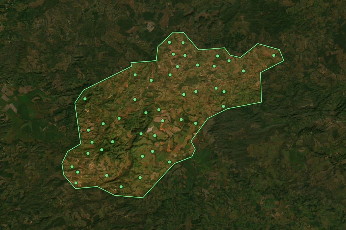 Imagem de satélite de Torixoréu (MT), com o contorno do município e a posição dos imóveis desta página.