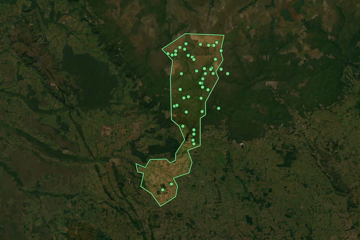 Imagem de satélite de Vale de São Domingos (MT), com o contorno do município e a posição dos imóveis desta página.