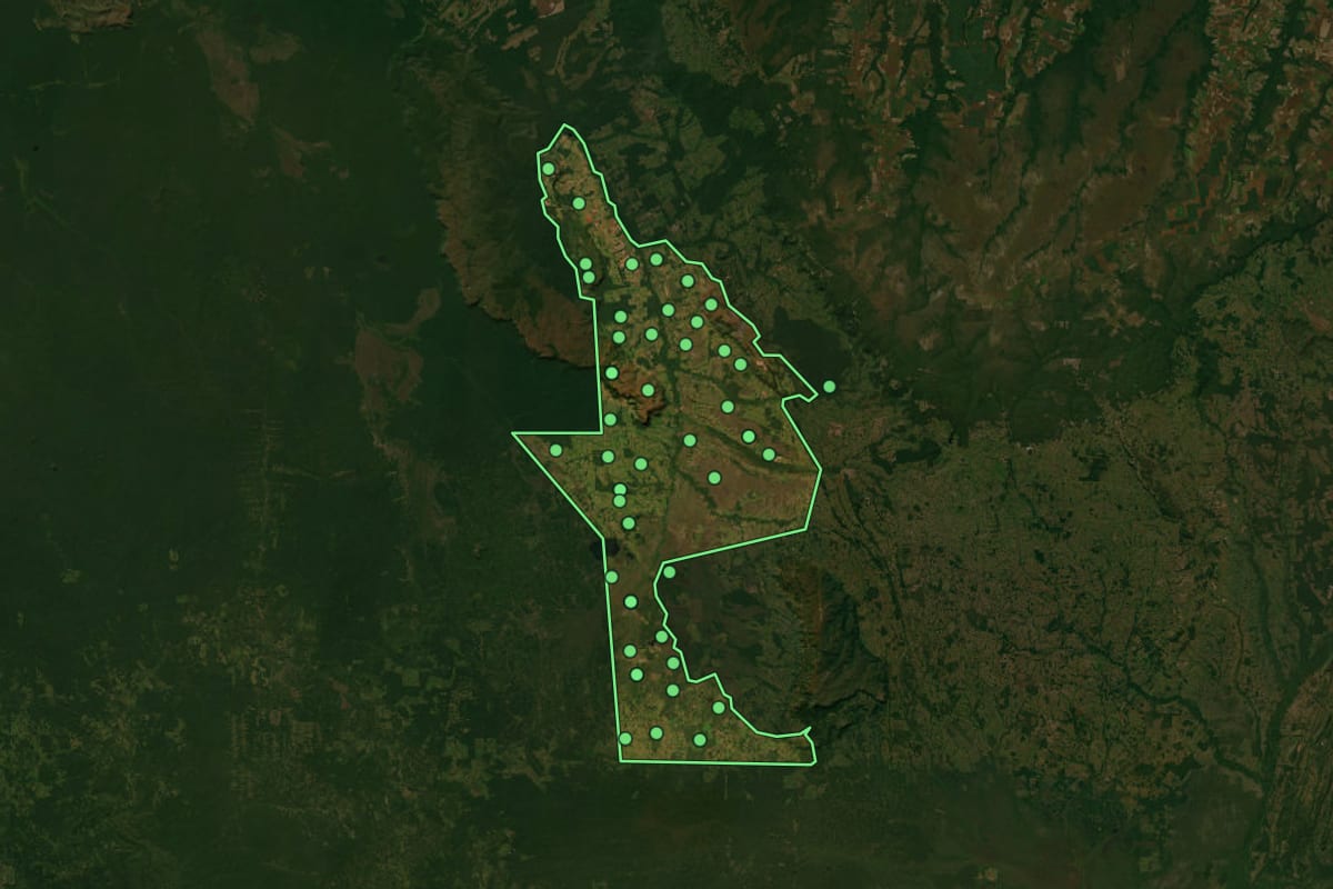 Imagem de satélite de Vila Bela da Santíssima Trindade (MT), com o contorno do município e a posição dos imóveis desta página.