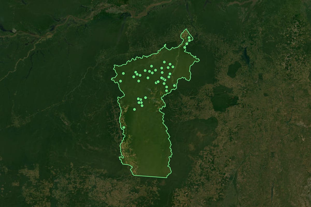 Imagem de satélite de Altamira (PA), com o contorno do município e a posição dos imóveis desta página.