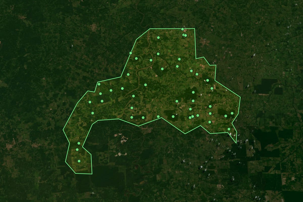 Imagem de satélite de Aurora do Pará (PA), com o contorno do município e a posição dos imóveis desta página.