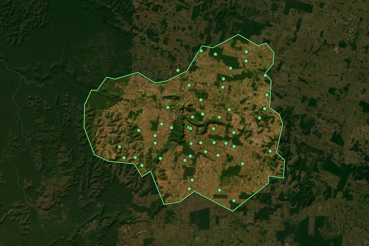 Imagem de satélite de Bannach (PA), com o contorno do município e a posição dos imóveis desta página.