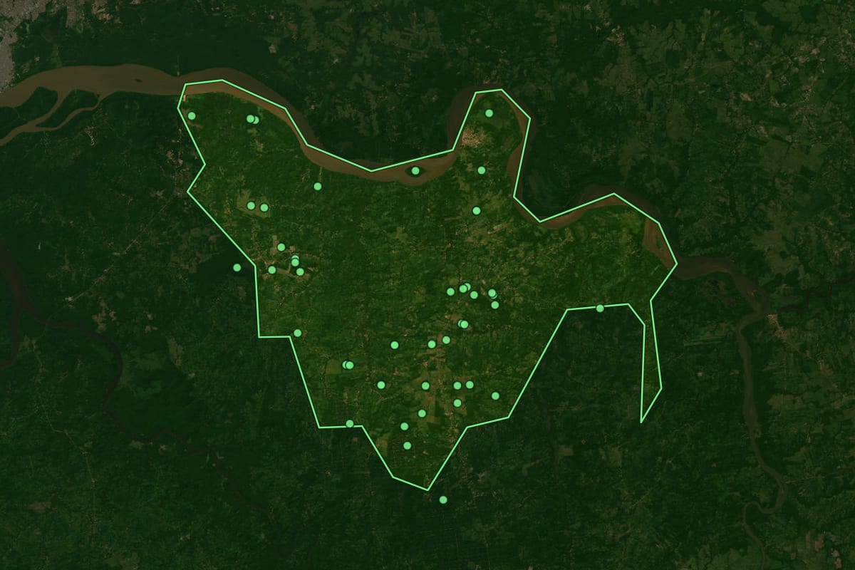 Imagem de satélite de Bujaru (PA), com o contorno do município e a posição dos imóveis desta página.