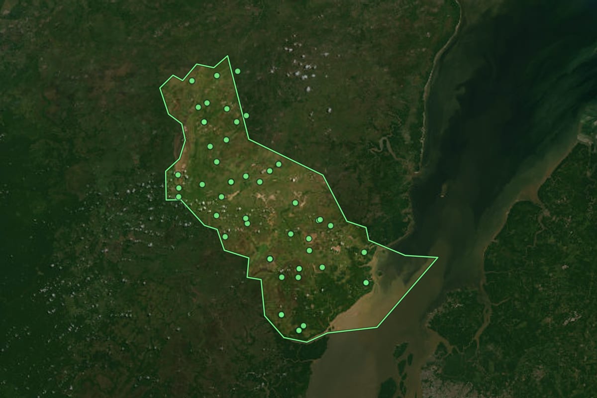 Imagem de satélite de Cachoeira do Arari (PA), com o contorno do município e a posição dos imóveis desta página.
