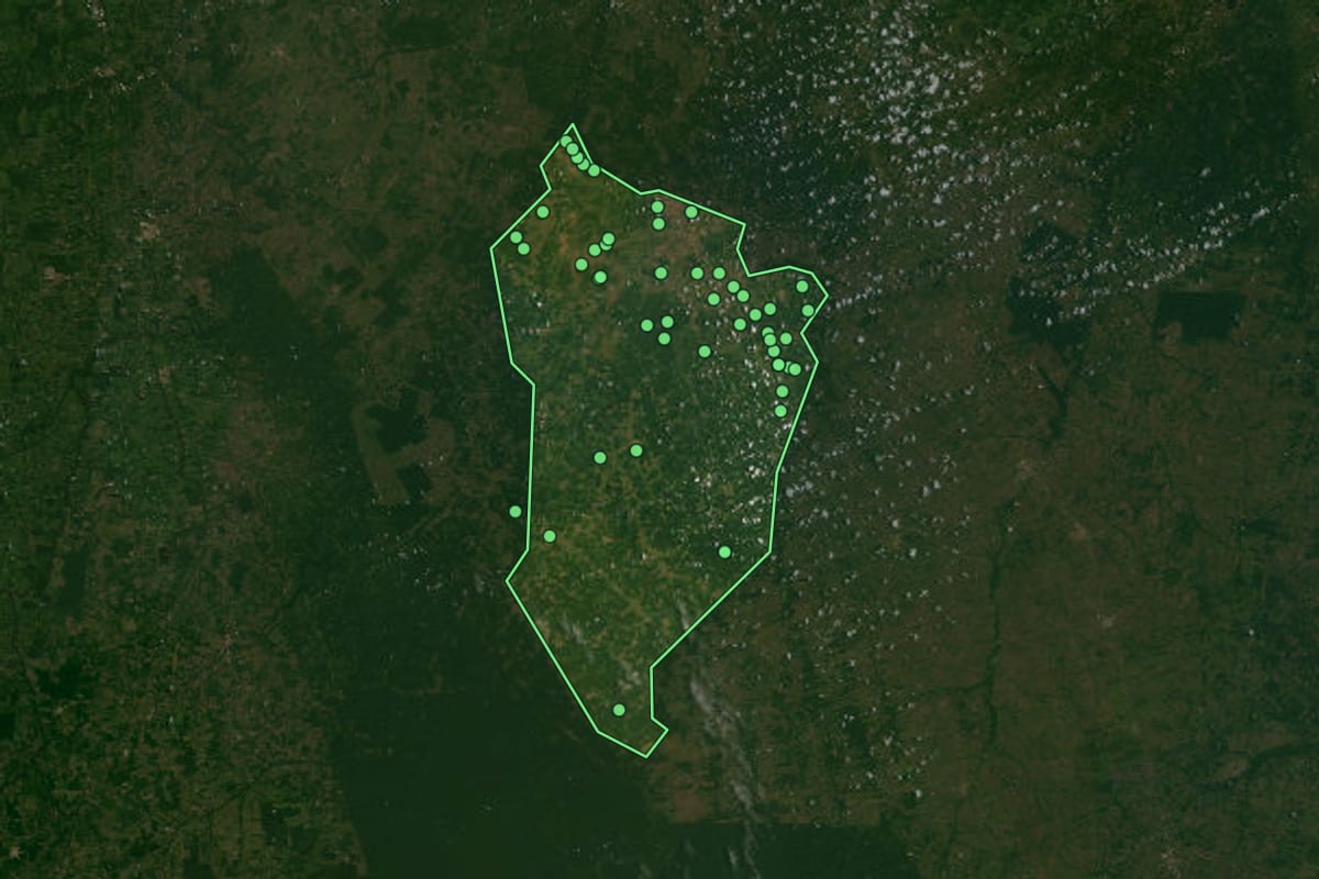 Imagem de satélite de Cachoeira do Piriá (PA), com o contorno do município e a posição dos imóveis desta página.