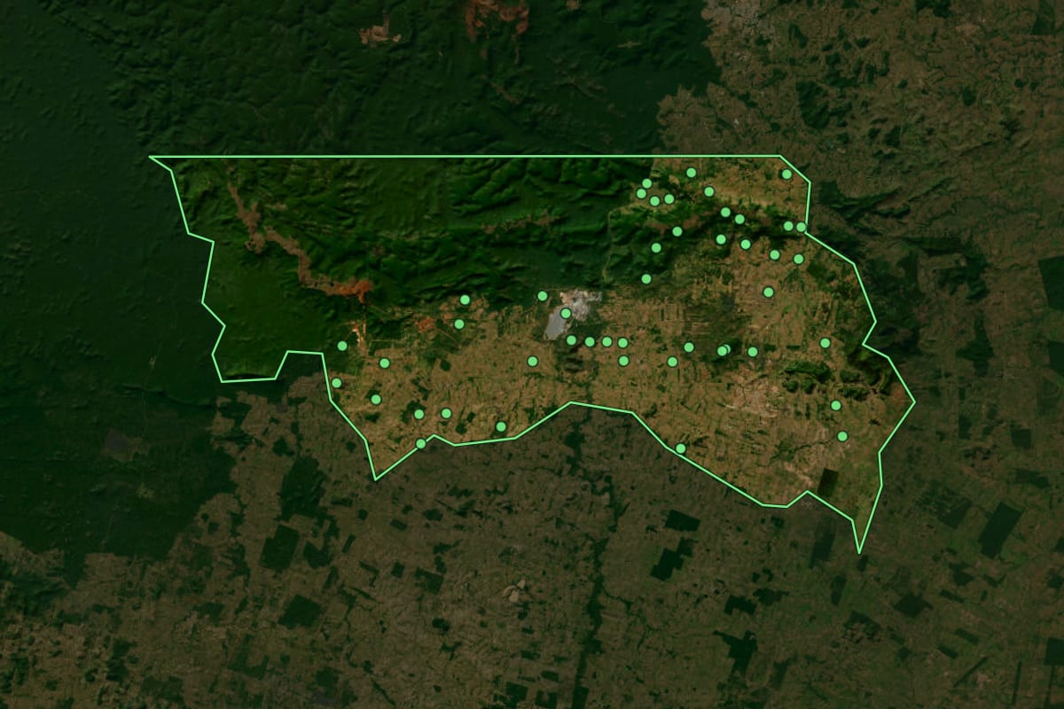 Imagem de satélite de Canaã dos Carajás (PA), com o contorno do município e a posição dos imóveis desta página.
