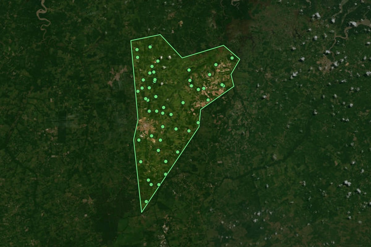 Imagem de satélite de Capanema (PA), com o contorno do município e a posição dos imóveis desta página.