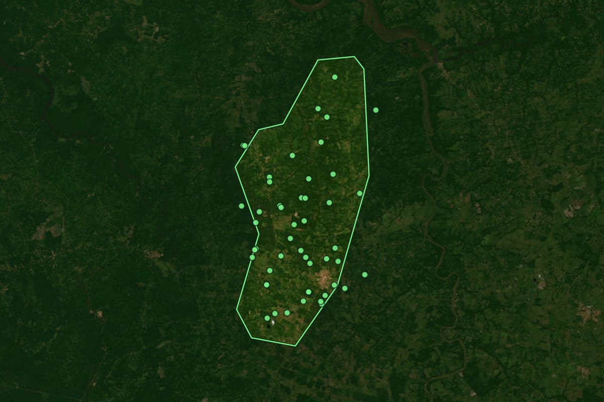 Imagem de satélite de Concórdia do Pará (PA), com o contorno do município e a posição dos imóveis desta página.