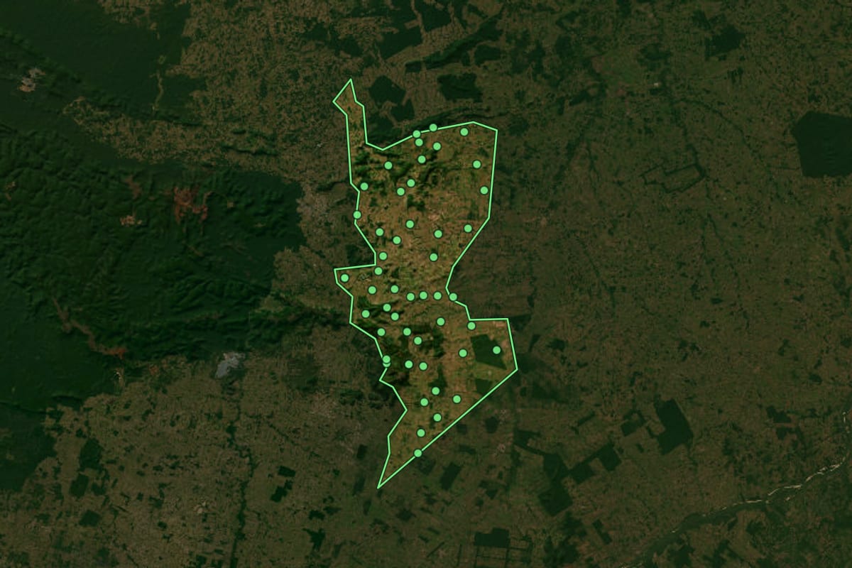 Imagem de satélite de Curionópolis (PA), com o contorno do município e a posição dos imóveis desta página.