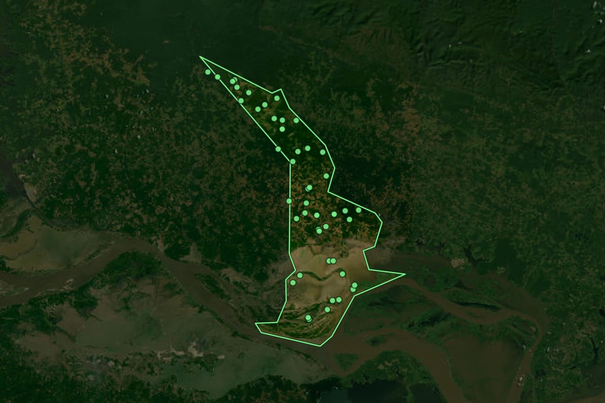 Imagem de satélite de Curuá (PA), com o contorno do município e a posição dos imóveis desta página.