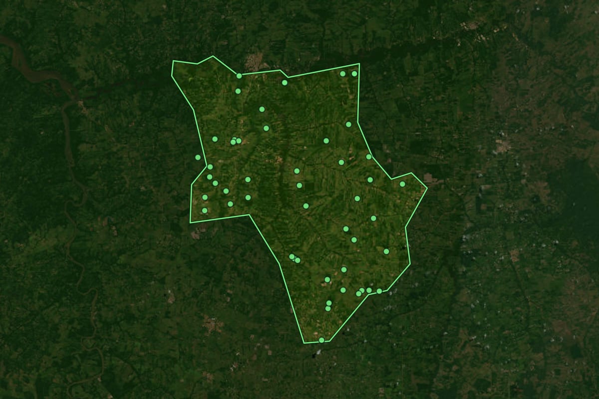 Imagem de satélite de Irituia (PA), com o contorno do município e a posição dos imóveis desta página.