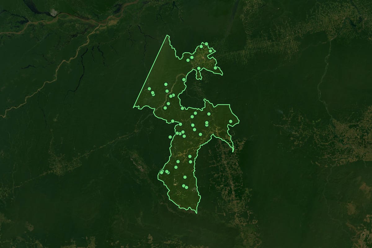 Imagem de satélite de Itaituba (PA), com o contorno do município e a posição dos imóveis desta página.
