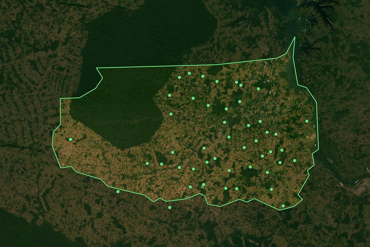 Imagem de satélite de Itupiranga (PA), com o contorno do município e a posição dos imóveis desta página.