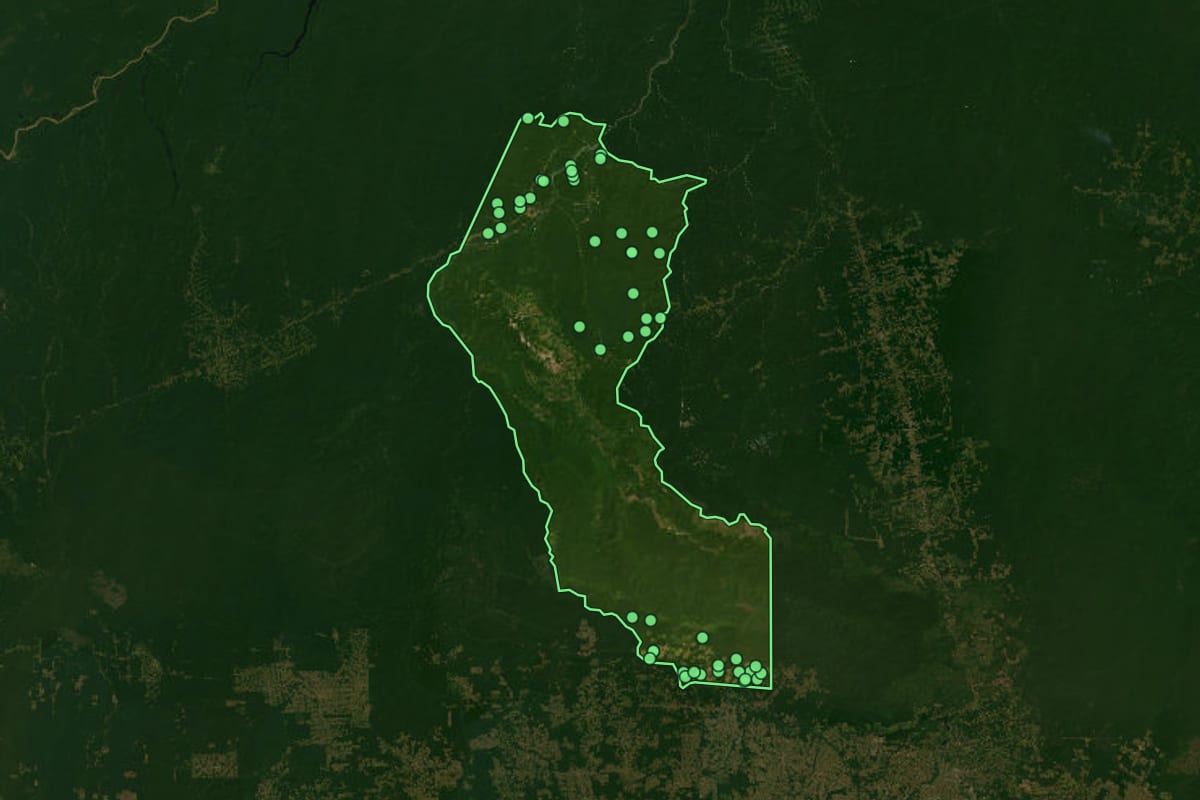 Imagem de satélite de Jacareacanga (PA), com o contorno do município e a posição dos imóveis desta página.