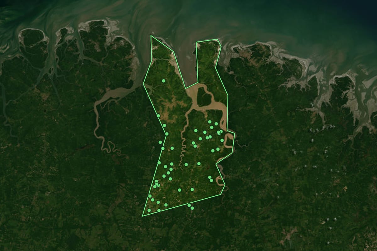 Imagem de satélite de Maracanã (PA), com o contorno do município e a posição dos imóveis desta página.