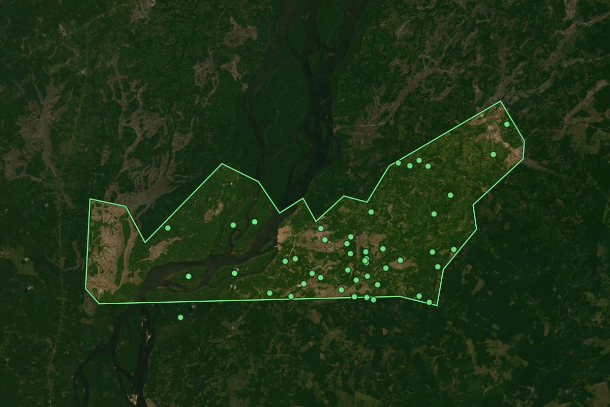 Imagem de satélite de Mocajuba (PA), com o contorno do município e a posição dos imóveis desta página.