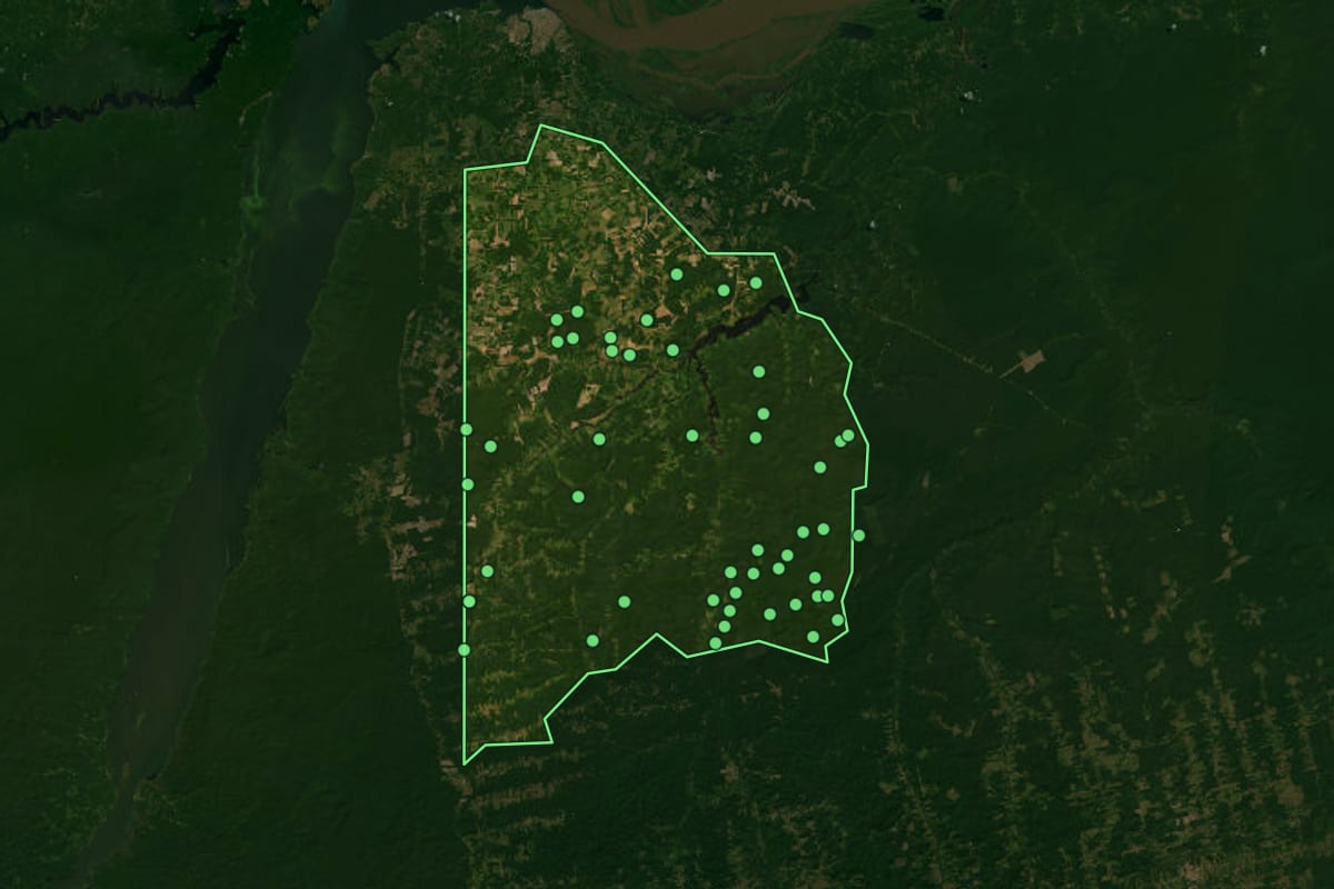 Imagem de satélite de Mojuí dos Campos (PA), com o contorno do município e a posição dos imóveis desta página.