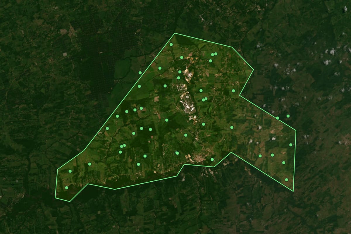 Imagem de satélite de Ourém (PA), com o contorno do município e a posição dos imóveis desta página.