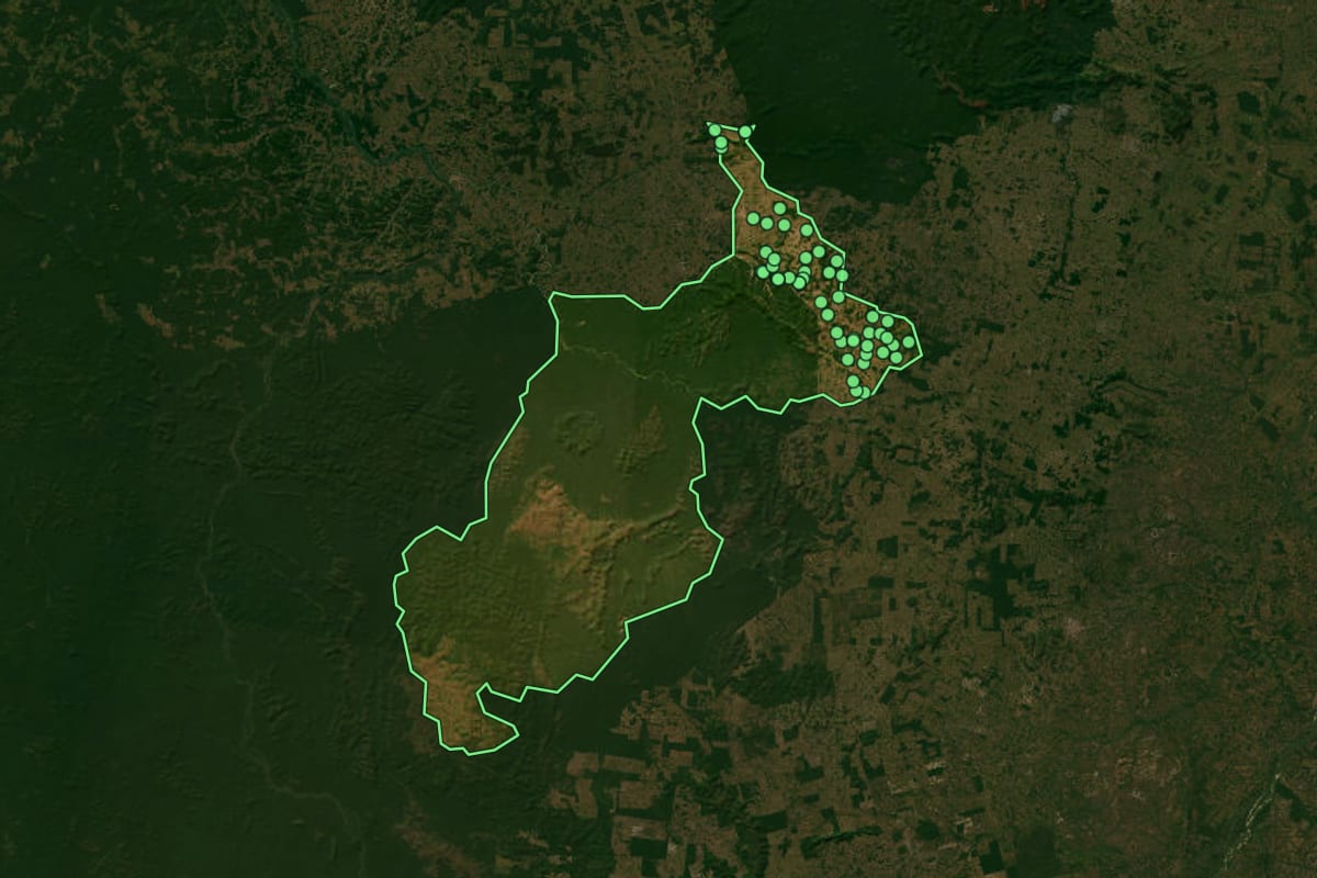 Imagem de satélite de Ourilândia do Norte (PA), com o contorno do município e a posição dos imóveis desta página.