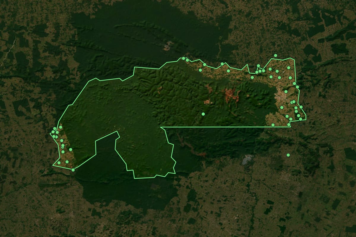 Imagem de satélite de Parauapebas (PA), com o contorno do município e a posição dos imóveis desta página.