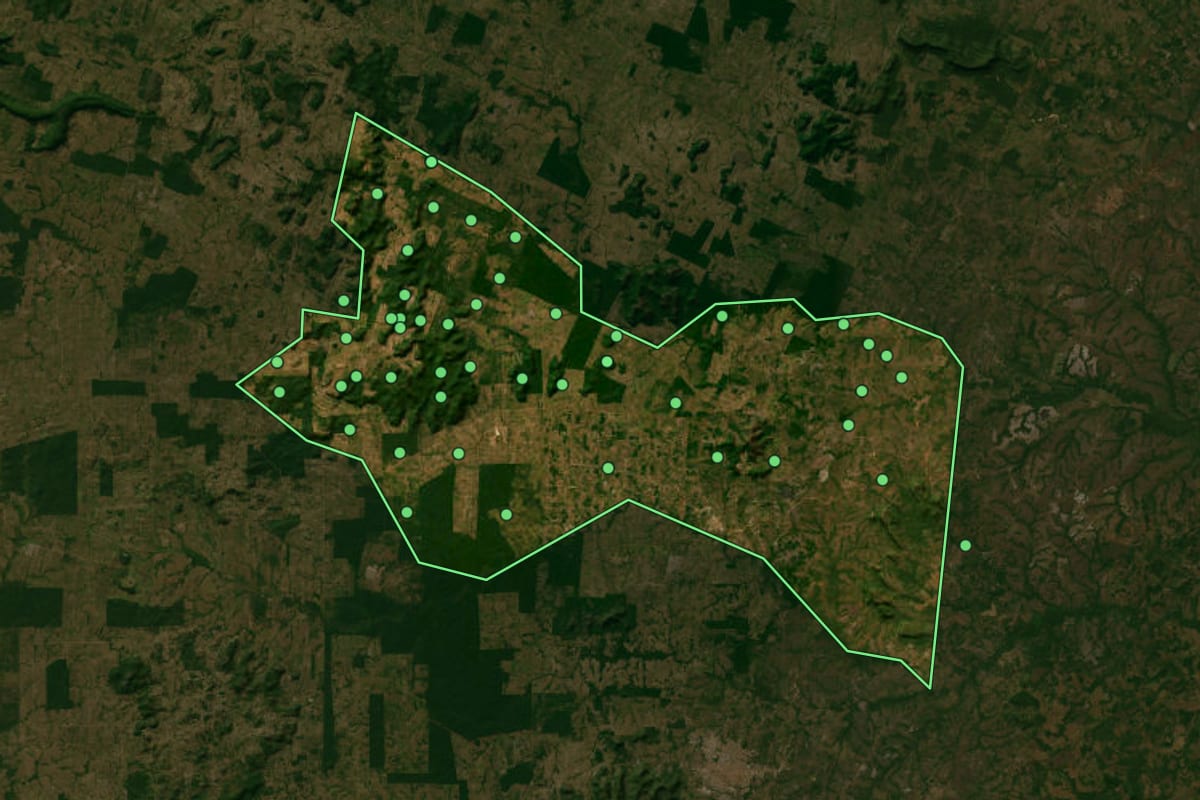 Imagem de satélite de Pau D'Arco (PA), com o contorno do município e a posição dos imóveis desta página.