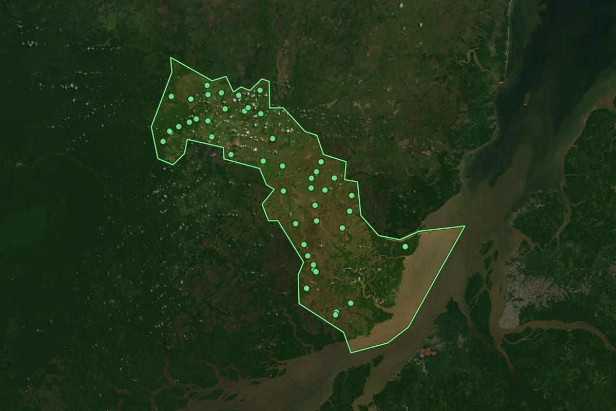 Imagem de satélite de Ponta de Pedras (PA), com o contorno do município e a posição dos imóveis desta página.