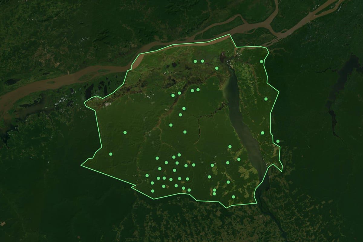 Imagem de satélite de Porto de Moz (PA), com o contorno do município e a posição dos imóveis desta página.