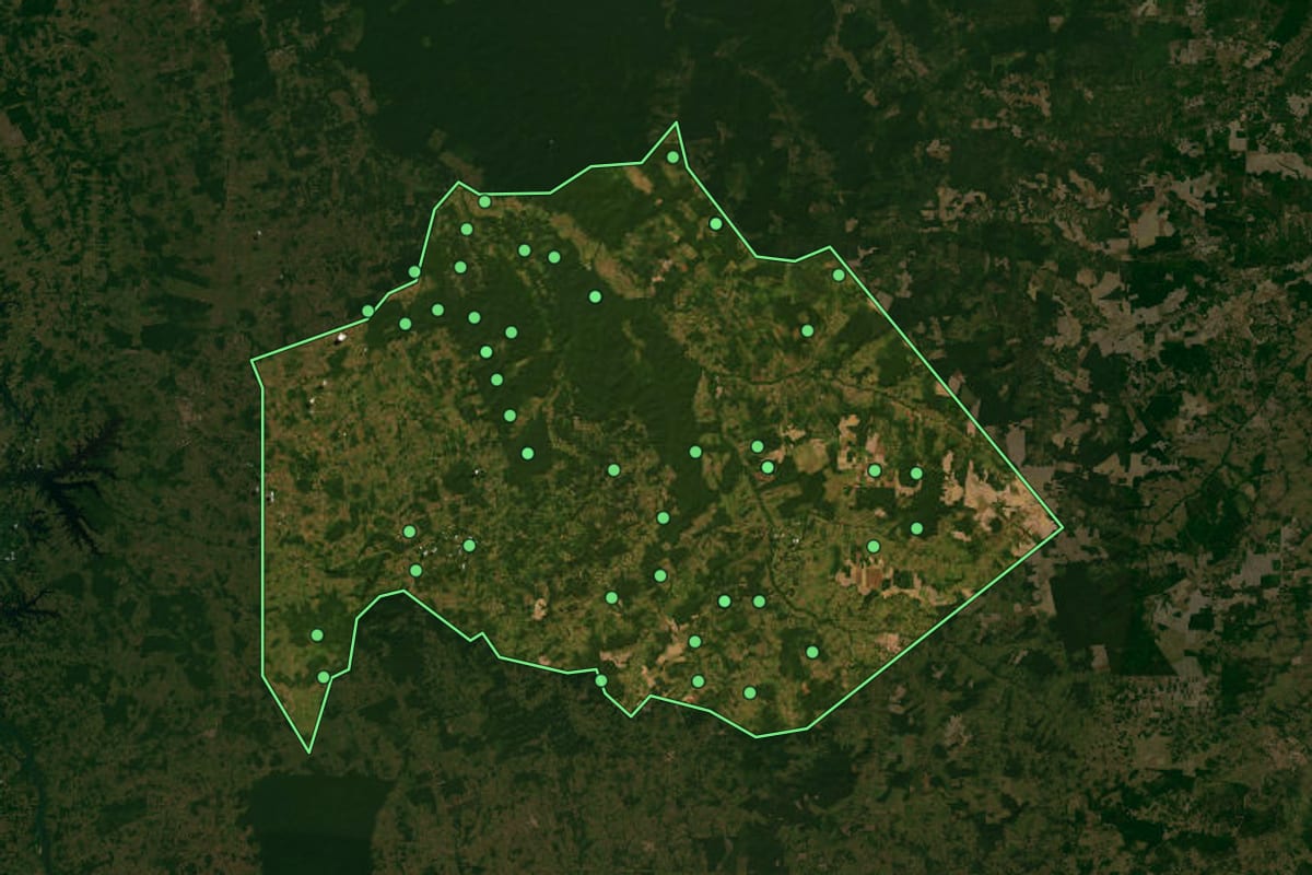 Imagem de satélite de Rondon do Pará (PA), com o contorno do município e a posição dos imóveis desta página.